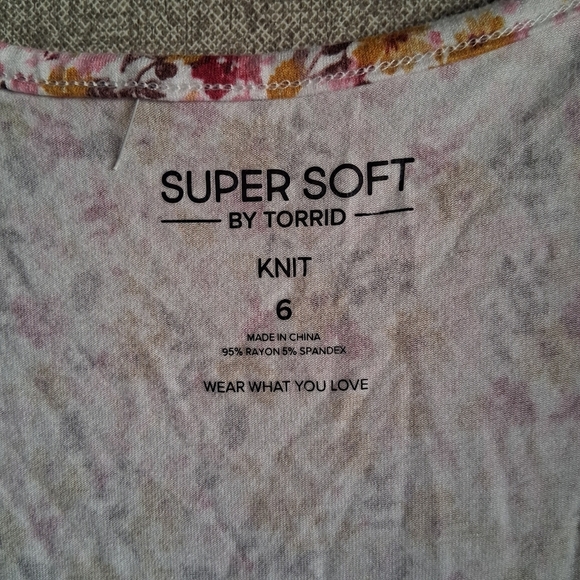 Torrid Super Soft 6 (6XL) Floral Top Casual Feminine Stretchy Plus Size Pink - Picture 2 of 5